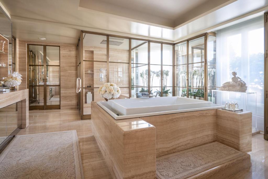 Four Seasons Hotel George V — Photo 2