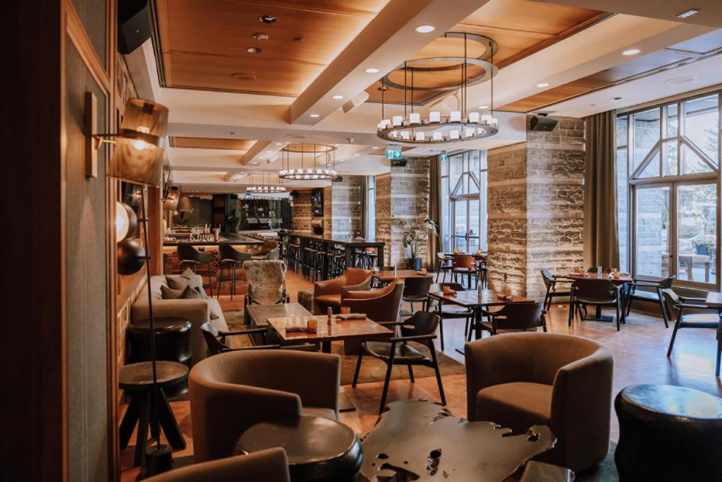 Four Seasons Whistler — Photo 3