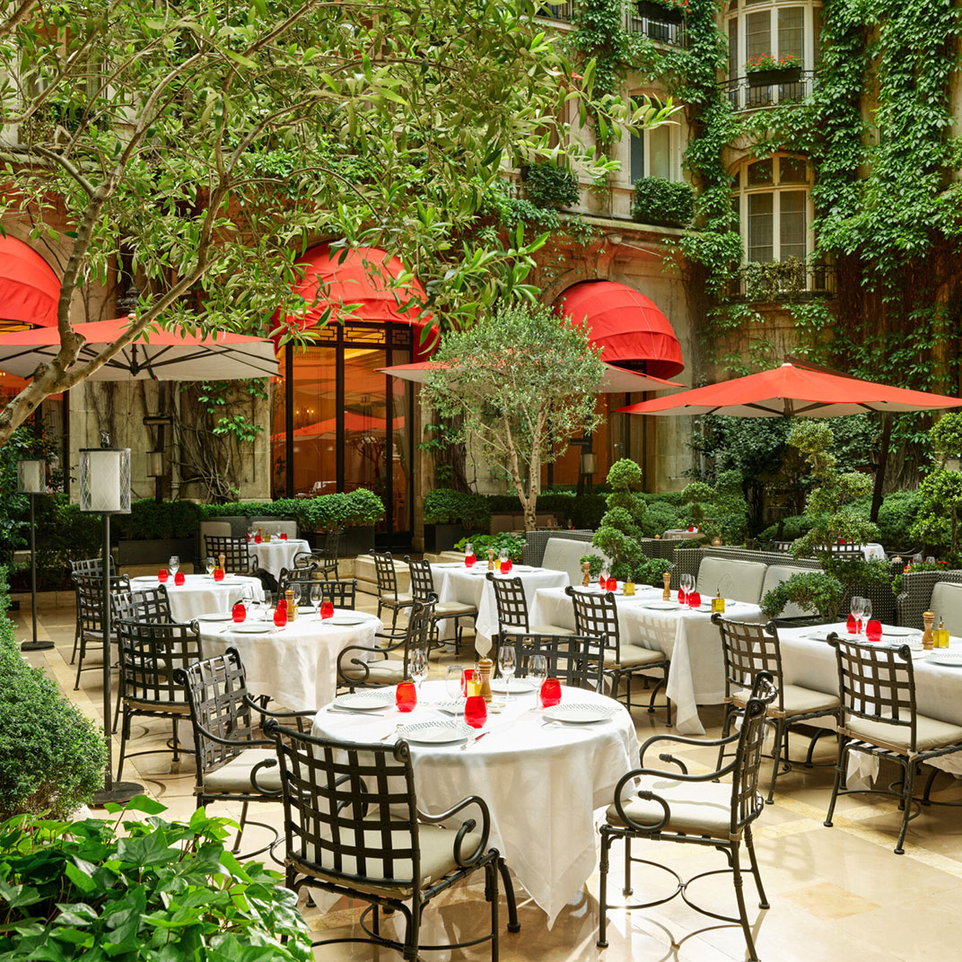 Le Plaza Athénée — Photo 2