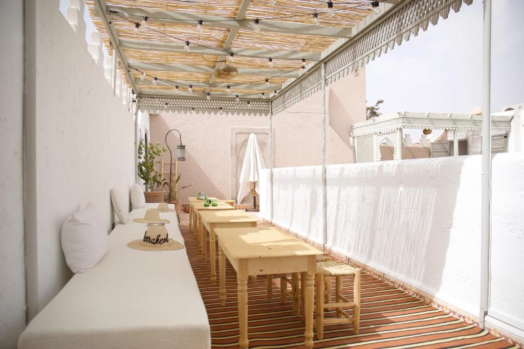 Riad Oriental Glory Spa courtyard with traditional Moroccan arches and water feature