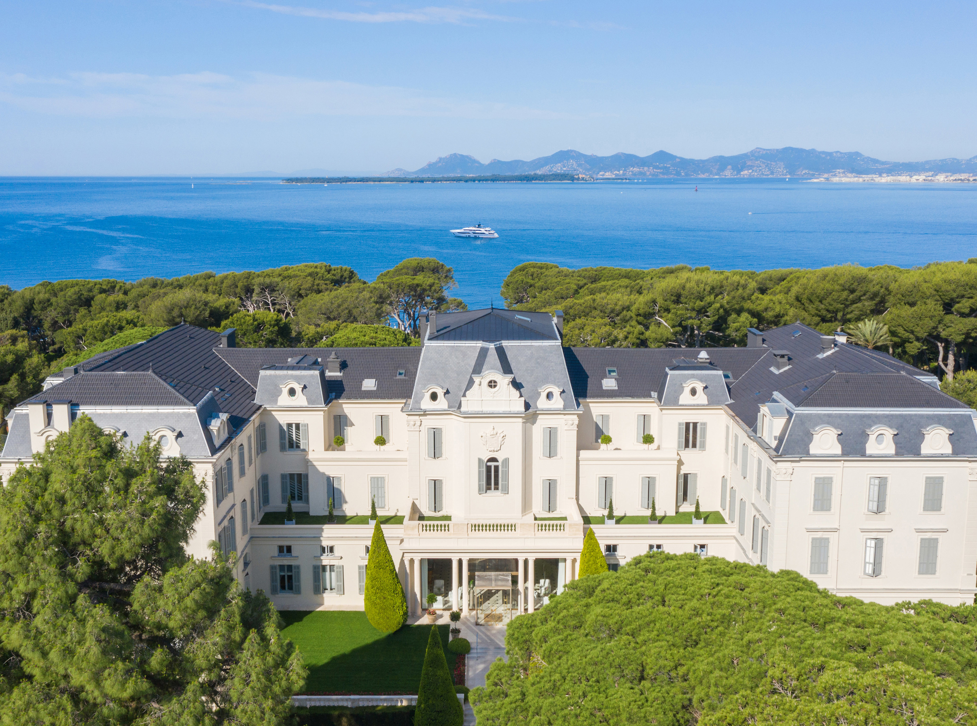 The iconic pool pavilion at Hôtel du Cap-Eden-Roc, Antibes